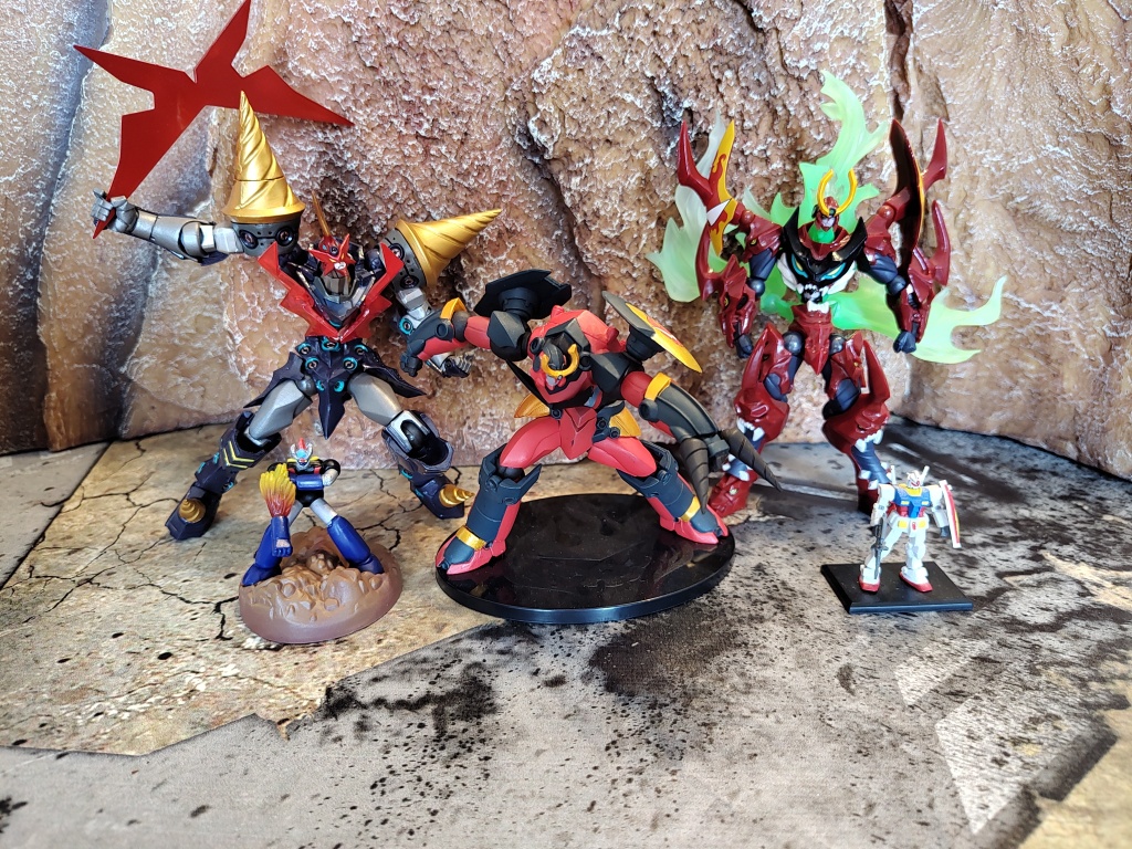 Pictured above is the Super Galaxy Gurren Lagann and the Tengen Toppa Gurren Lagann. The 1/400 scale figures and the Konami trading figure are included for scale.